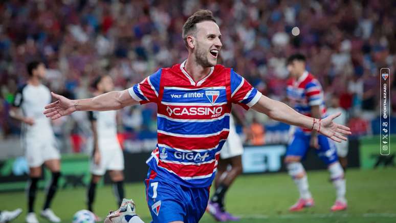 Pochettino comemorando gol pelo Fortaleza