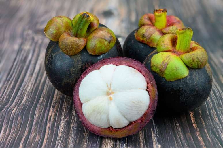 O mangostão é uma fruta tropical rica em antioxidantes que oferece diversos benefícios para a saúde