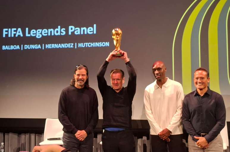 Baboa, Dunga, Hutchinson e Hernández. Taça na mão do Brasil, como em 94 –