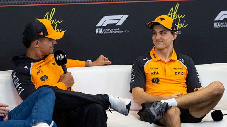 Norris ao lado de Piastri em entrevista