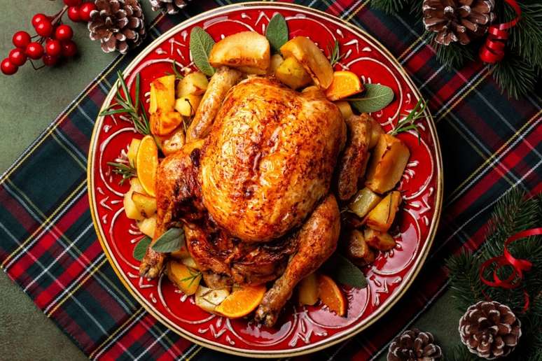 Peru recheado com maçã e laranja