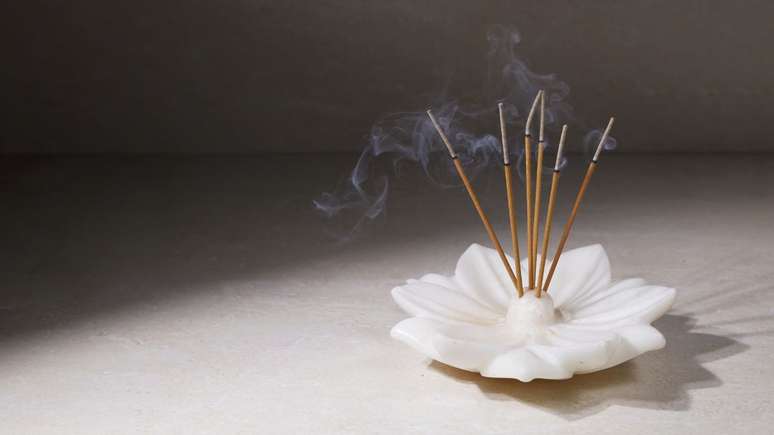 Descubra como os incensos podem renovar a energia da sua casa, quais aromas são ideais para cada intenção e como usar de forma correta 