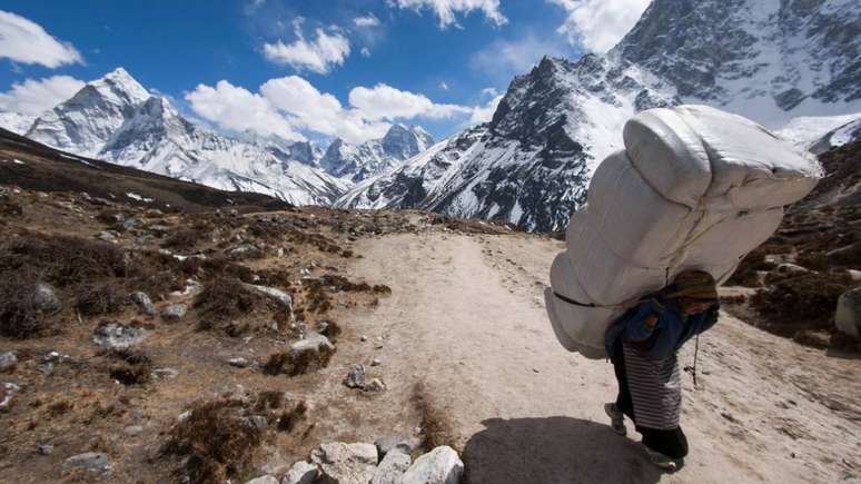 A presença de lixo no Everest inclui desde tendas, cordas e cilindros de oxigênio até restos de equipamentos e embalagens plásticas – depositphotos.com / rmnunes