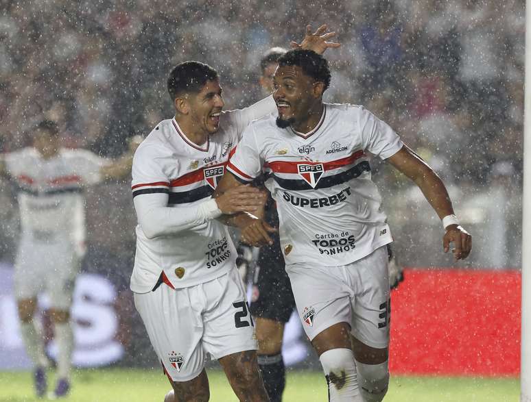 São Paulo vence a partida contra o Internacional e volta a disputa na vaga da Libertadores 
