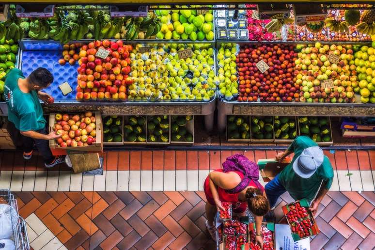 Mercado de frutas em Belo Horizonte, Brasil: direito à alimentação instituído na cidade em 1993 levou à criação de um sistema que beneficia a população ao mesmo tempo que fortalece produtores locais e serviu de inspiração para criação do programa Fome Zero Antonio Salaverry/Shutterstock