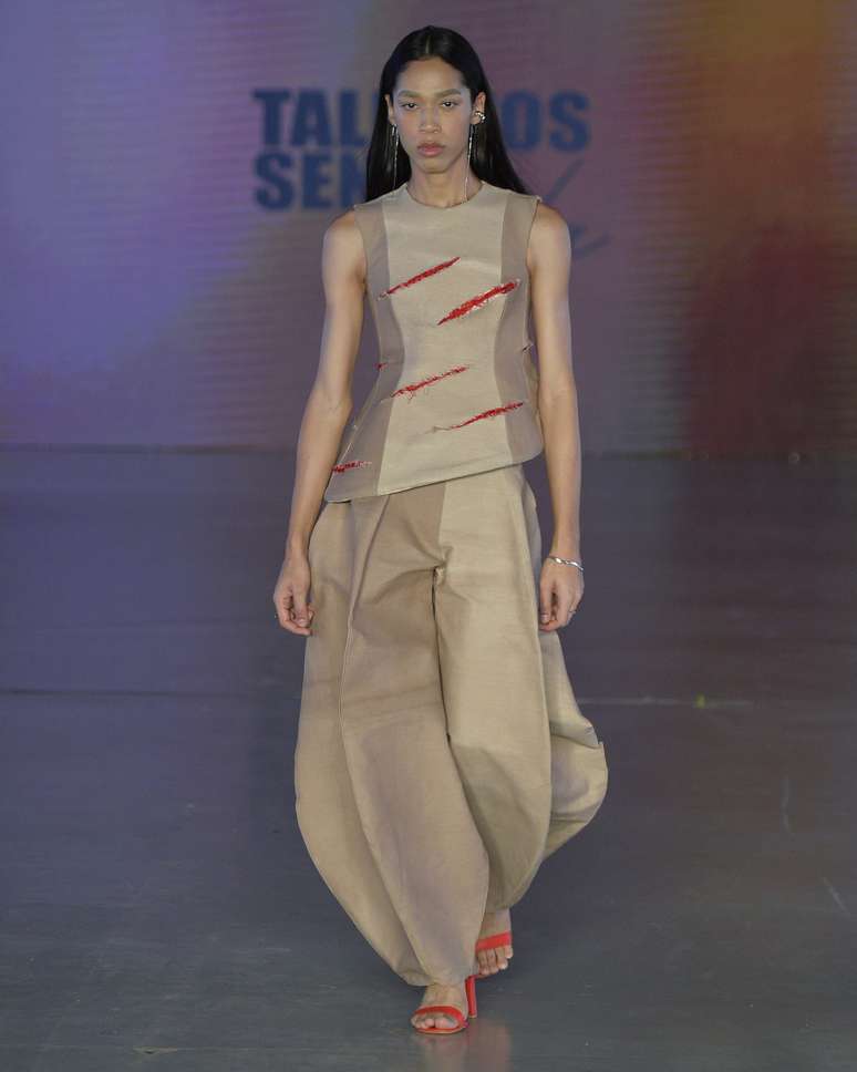 Desfile Lebenites + Cisne Negro 