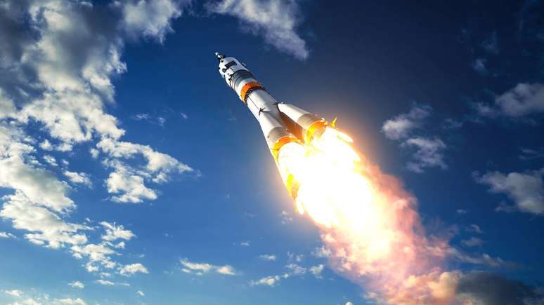 Enquanto o combustível de aviação foi desenvolvido para aeronaves comerciais e militares que voam na atmosfera terrestre, o combustível de foguete volta-se para operações em ambientes extremos, inclusive no vácuo do espaço – depositphotos.com / 3DSculptor