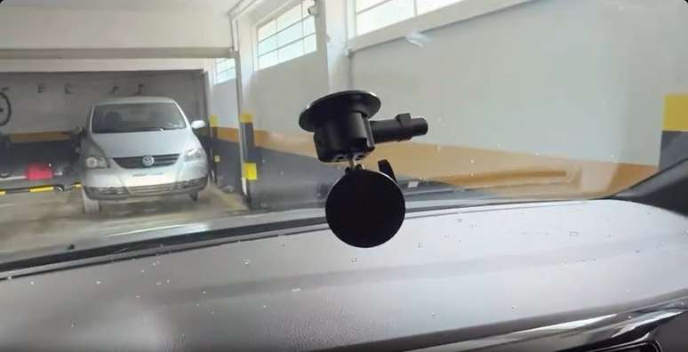 Phelipe Siani teve celular, que estava preso em suporte no carro, roubado por assaltantes &mdash;