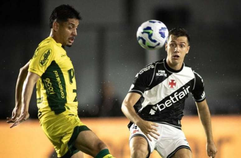 Lucas Piton do Vasco machuca o joelho na partida contra o Mirassol –