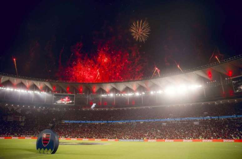 Torcida do Flamengo faz a festa no Maracanã após título brasileiro –