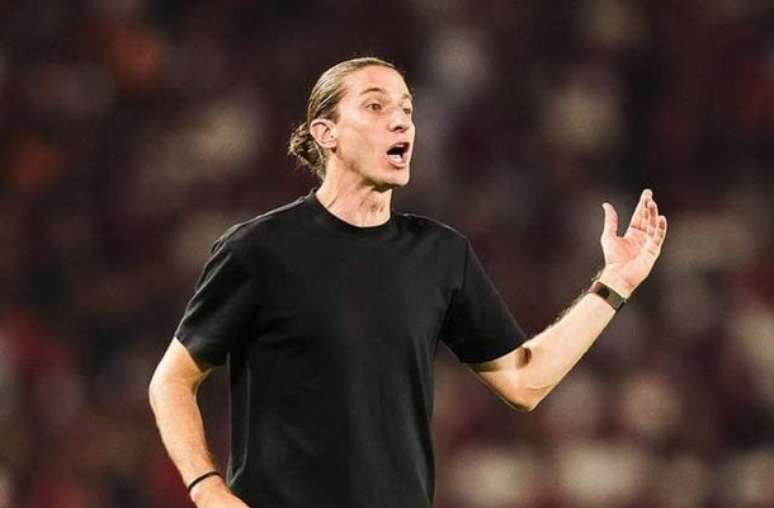 பிலிப் லூயிஸ் ஃபிளமெங்கோவின் கட்டளையின் கீழ் வரலாற்றை உருவாக்குகிறார் -