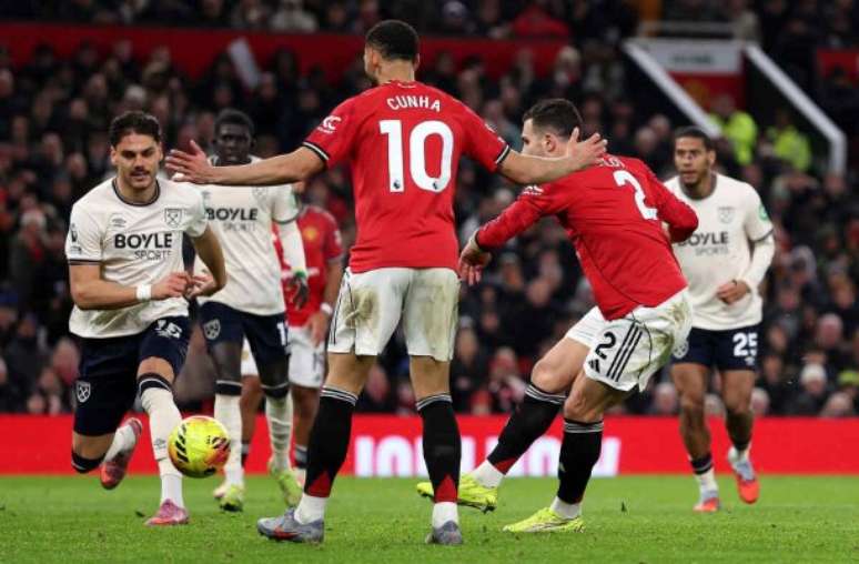 Jogadores de Manchester United e West Ham em disputa de bola na Premier League –