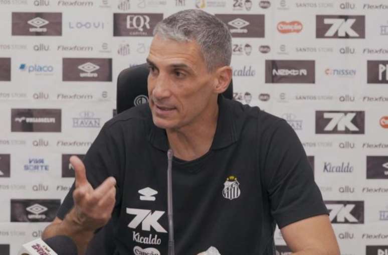 Vojvoda recebe o abraço do craque após a atuação de gala que salvou o Peixe no Jaconi –