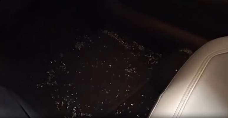 Phelipe Siani mostra estilha&ccedil;os de vidro no carro &mdash;