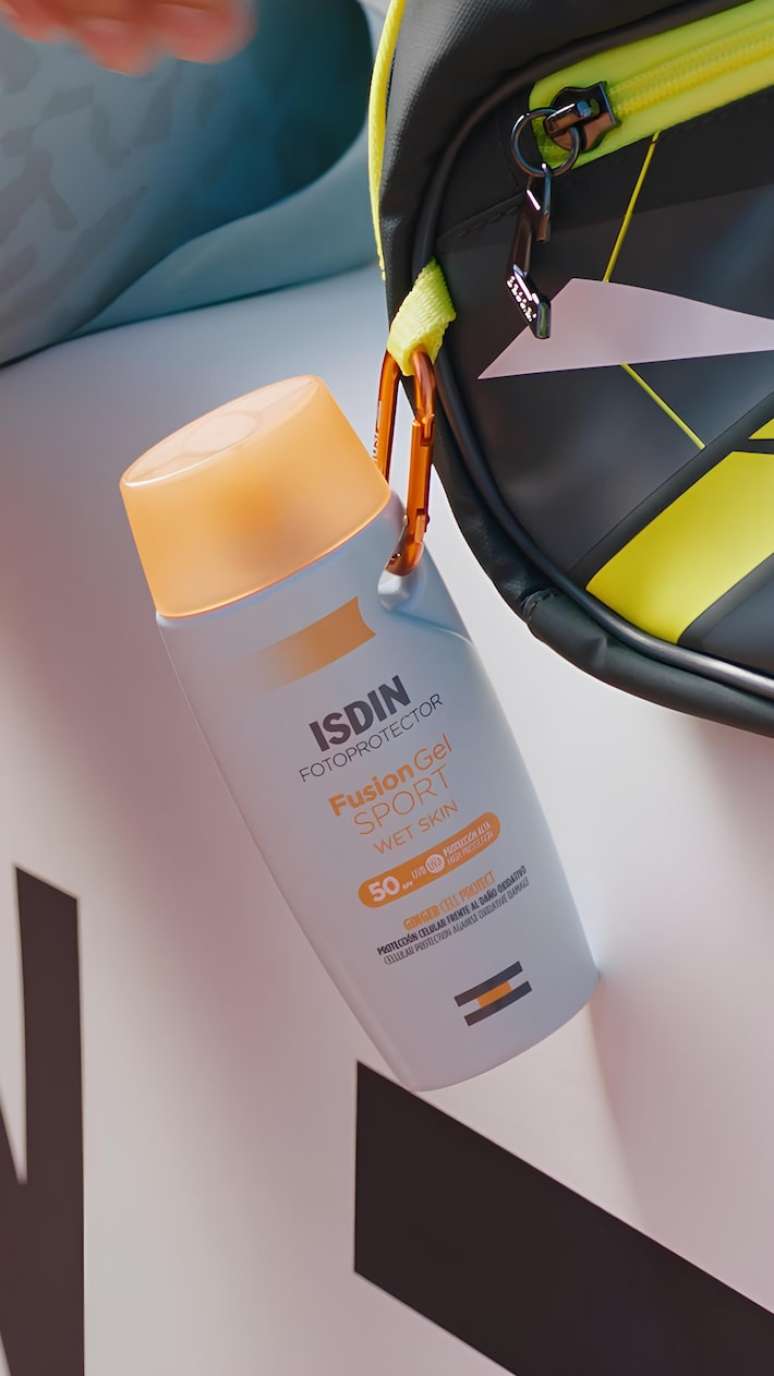 Além de maquiagens, outros itens de autocuidado, como protetor solar, ganharam espaço entre os chaveiros com objetivo de praticidade