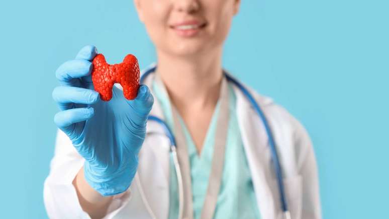 A iodoterapia utiliza iodo radioativo para eliminar células tumorais remanescentes e é indicada principalmente em casos de maior risco de recidiva – depositphotos.com / serezniy