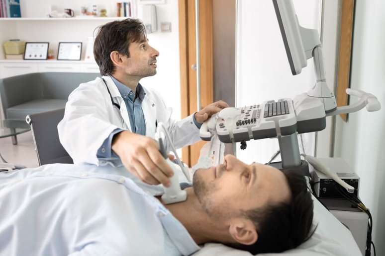 O ultrassom &eacute; um importante exame a ser feito para identificar caracter&iacute;sticas suspeitas ligadas a n&oacute;dulos na tireoide 