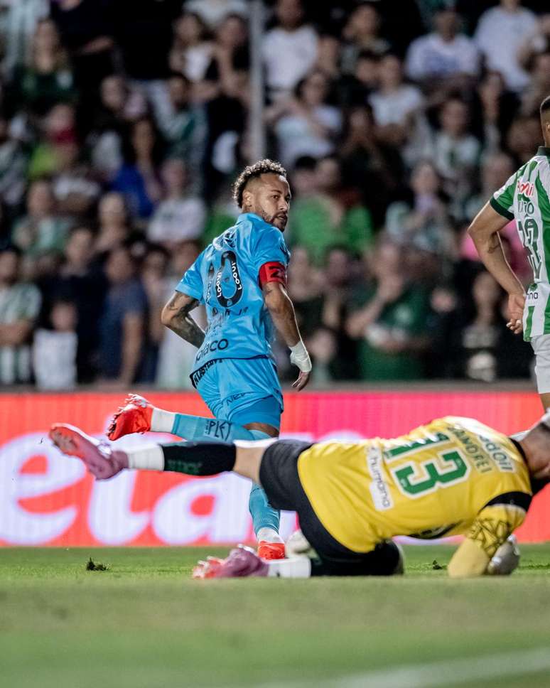Neymar marca hat-trick e garante vitória do Santos sobre o Juventude 