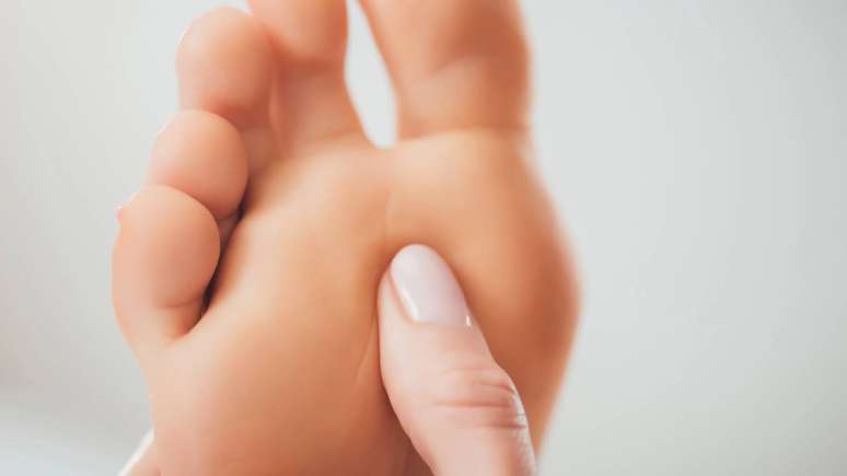 Em 2025, o mercado já oferece diferentes opções de calçados e palmilhas tecnológicas voltadas para quem tem pé plano