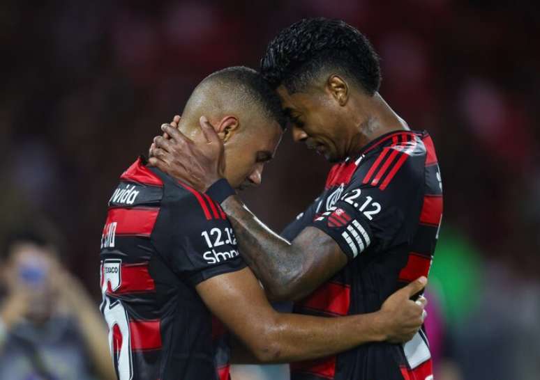 Samuel Lino e Bruno Henrique comemoram gol do Flamengo no Maracanã.