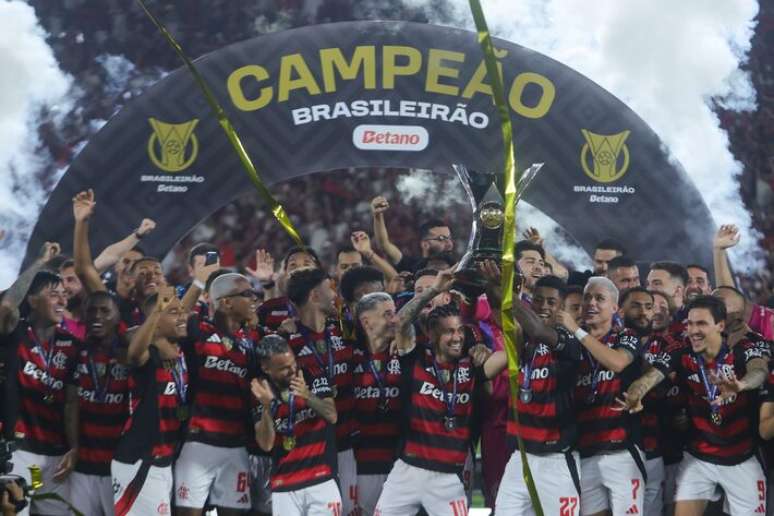 மரக்கானாவில் ஃபிளமெங்கோ அணி பிரேசிலிய பட்டத்தை கொண்டாடுகிறது.