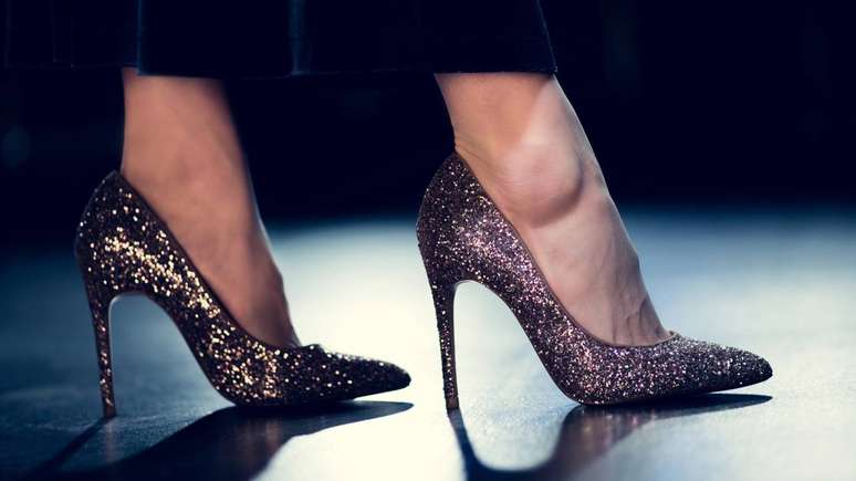 Pausas ao longo da jornada para tirar o calçado e movimentar os pés ajudam na circulação e reduzem a sensação de pressão