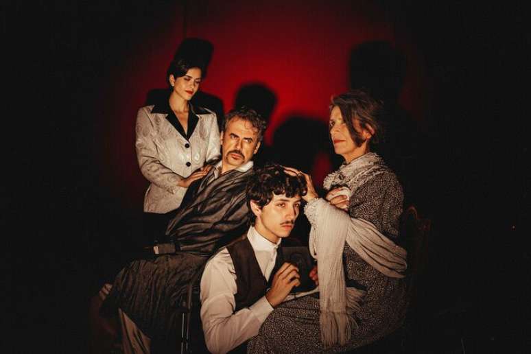 Grupo Tapa est&aacute; em cartaz com 'A Mulher Sem Pecado' no Teatro Nair Bello.