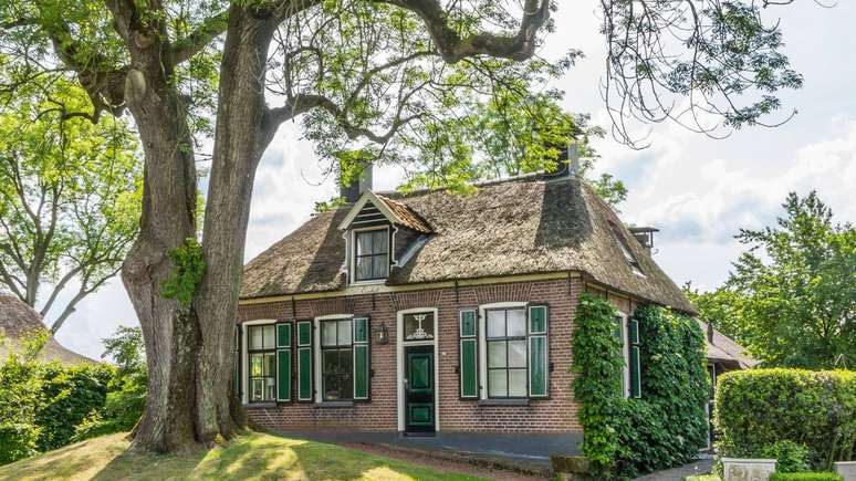 Ao longo de sua história, Giethoorn reuniu diversos fatos que atraem a atenção de visitantes do mundo todo – depositphotos.com / Hilda Weges