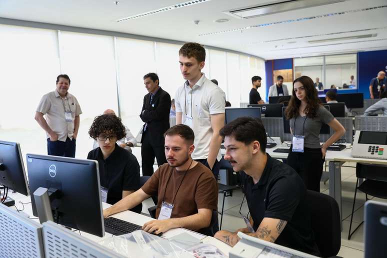 பாஸ்ஸோ ஃபண்டோவில் (RS) கணினி அறிவியலின் ஐந்தாவது செமஸ்டர் மாணவர், ரிக்கார்டோ வாக்குப்பதிவு இயந்திரங்களில் சாத்தியமான பாதிப்புகளைப் பயன்படுத்தப் பயன்படும் கருவிகளை உருவாக்க உதவுகிறார்.  