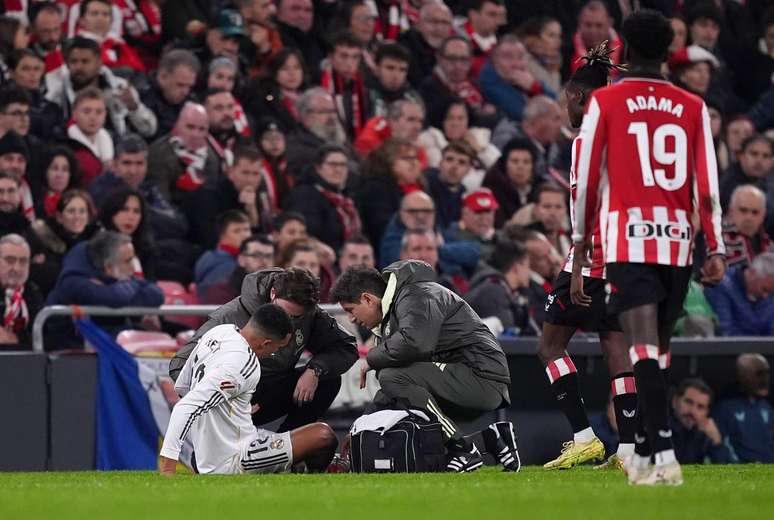 Alexander-Arnold sendo atendido durante a vit&oacute;ria do Real Madrid sobre o Athletic Bilbao 