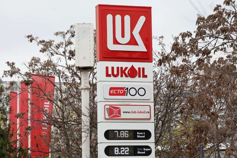 Posto de combustíveis da Lukoil em Bucareste, capital da Romênia