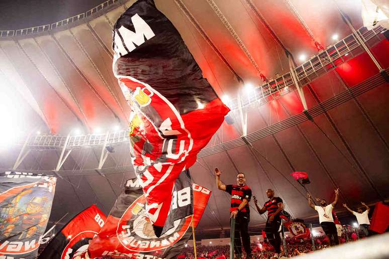 Torcida do Flamengo faz a festa no Maracanã após título brasileiro –
