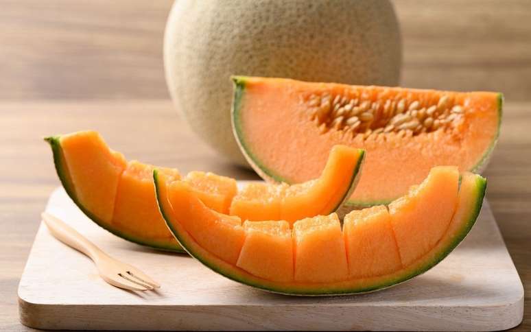 Leite das sementes, brownie da casca e polpa refrescante: o melão rende receitas leves, fáceis e cheias de nutrientes. /