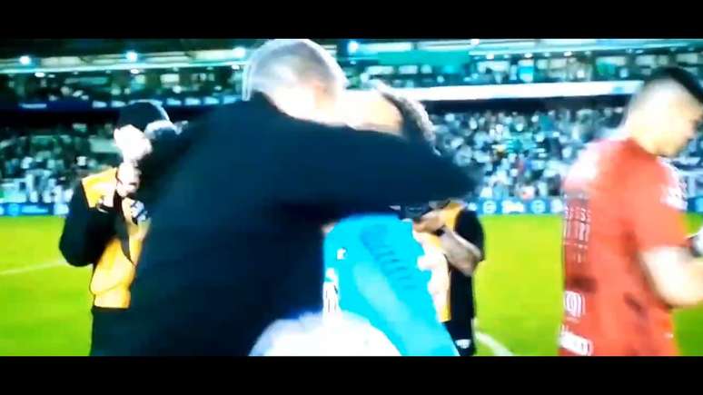 Vojvoda recebe o abraço do craque após a atuação de gala que salvou o Peixe no Jaconi –