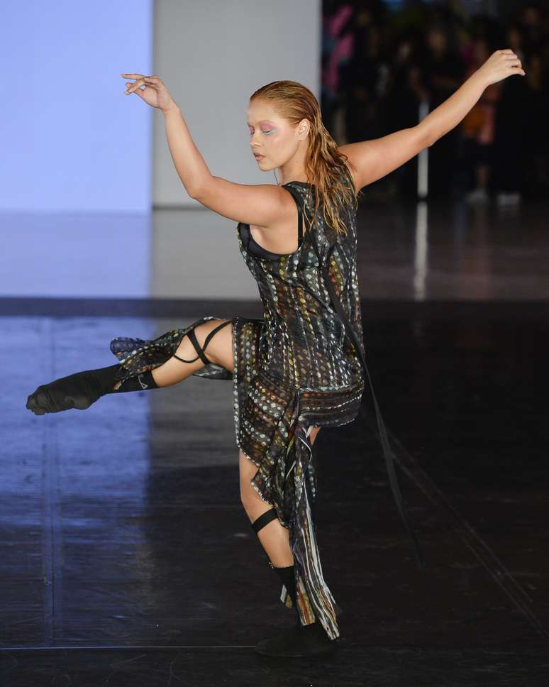 Desfile Lebenites + Cisne Negro 