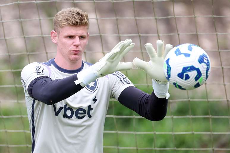 Raul durante treino do Botafogo 