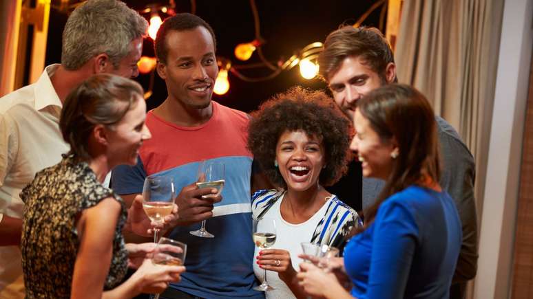 Estudo revela que amizades sólidas podem retardar o envelhecimento celular; laços sociais fortalecem a imunidade e aumentam a longevidade