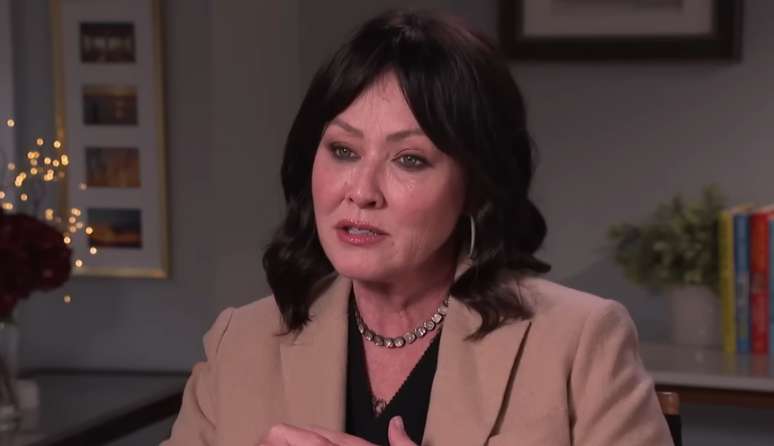 Shannen Doherty no programa 'Entertainment Tonight' no ano anterior à morte: briga por dinheiro em meio ao descanso eterno