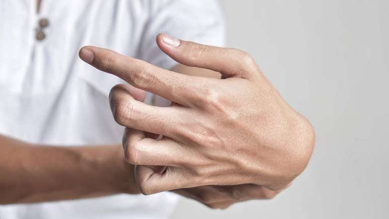 Pais portadores geralmente n&atilde;o apresentam sintomas. Apesar disso, eles podem transmitir o gene alterado aos filhos.