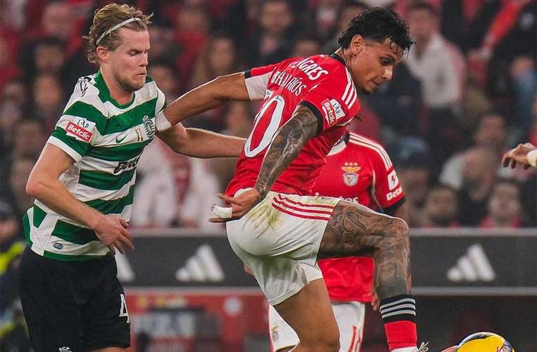 Richard Ríos (D), ex-Palmeiras, em ação com a camisa do Benfica –