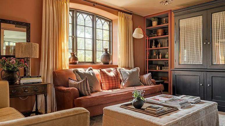 Sala de estar decorada com tons de marrom