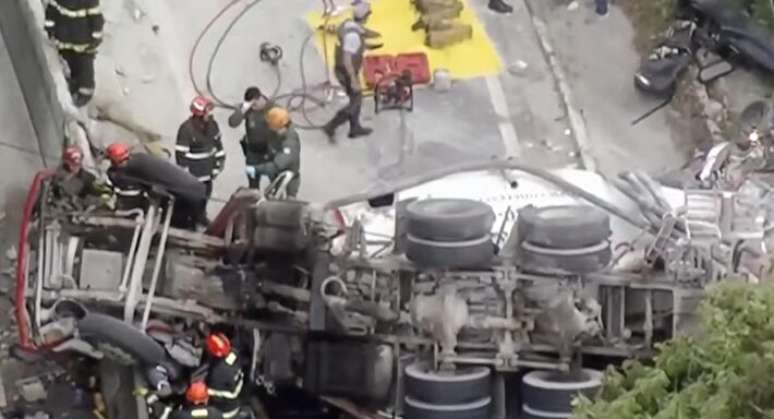Concrete mixer truck on top of a car in Itapsirica da Serra; The accident killed three people and seriously injured two people