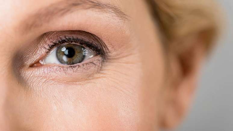 Ciclos menstruais irregulares, ondas de calor, alterações de sono e mudanças de humor estão entre os sintomas mais frequentes