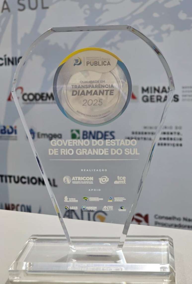 Imagem mostra em detalhe o troféu em acrílico do Selo Diamante 2025, com o nome do Governo do Estado do Rio Grande do Sul gravado na peça.