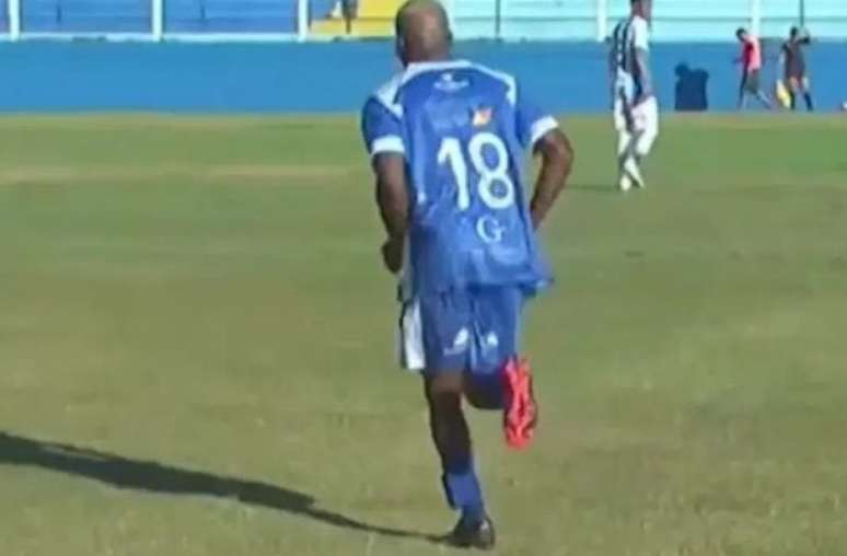 - Reprodução de Vídeo - Legenda: Yuri de Carvalho, do Goytacaz, em ação diante do Macaé com a tornozeleira eletrônica na perna esquerda