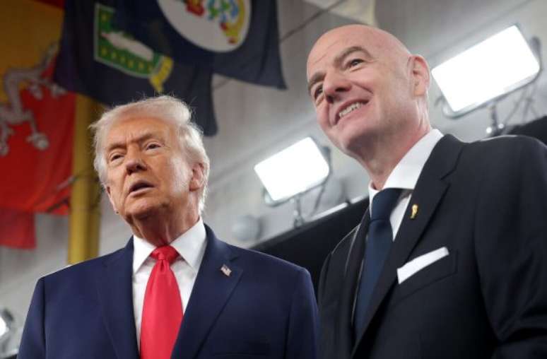 Ao lado da mulher, Melania, Donald Trump assiste à cerimônia do sorteio de grupos da Copa –