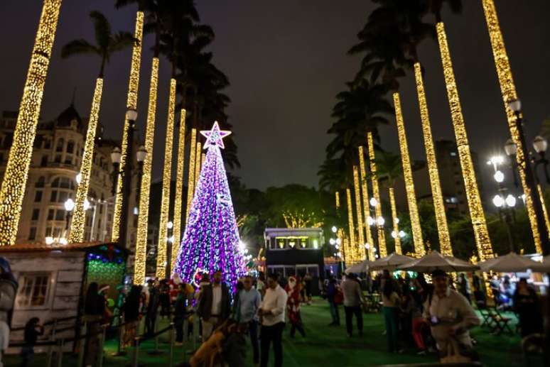 Decoração de natal montada pela prefeitura de São Paulo em frente a Catedral da Sé, na região central de São Paulo; dicas deixam as fotos melhores