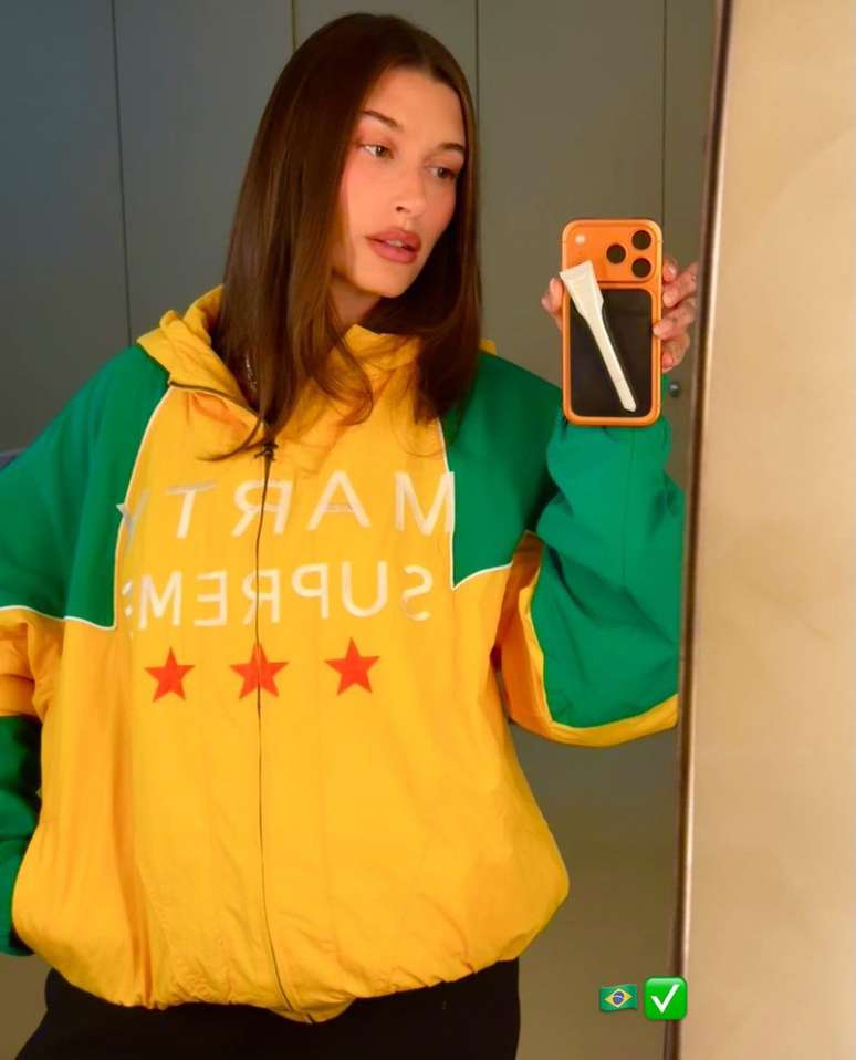 Hailey Bieber com a jaqueta nas cores do Brasil 