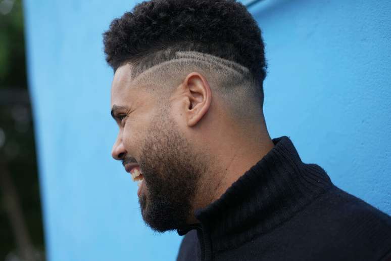 O low fade clássico e barba “shadow” é a combinação perfeita para homens que gostam de minimalismo e manutenção rápida 