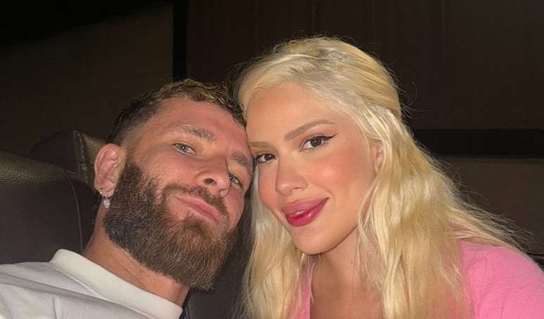 Beijo de Léo Pereira em Karoline Lima na festa do Flamengo faz web reagir: 'Se valorize'.